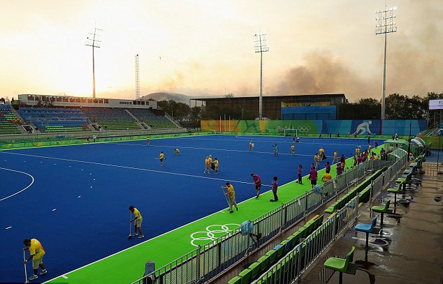 Vụ cháy xảy ra khi các trận tứ kết môn hockey trên cỏ đang lăn bóng, các VĐV ngay sau đó được lệnh di tản ngay lập tức