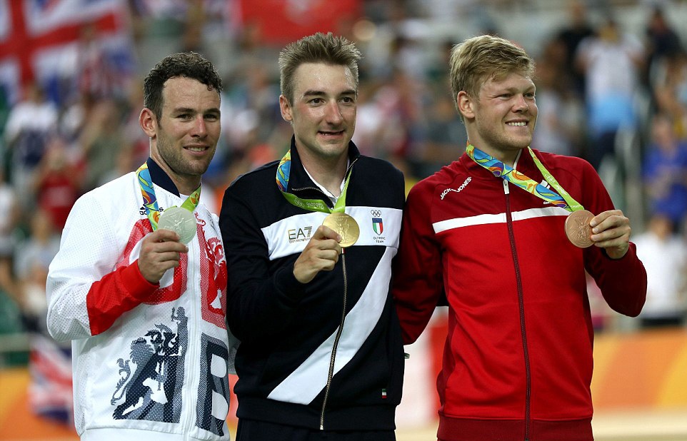 Bị ngã đau, tay đua xe đạp người Italia vẫn giành HCV Olympic - 8 Riêng Elia Viviani (Ý - giữa) vẫn đứng dậy thi đấu tiếp, và giành HCV, xếp trên Cavendish và nhà vô địch Olympic 2012 Norman Hassen (Đan Mạch)