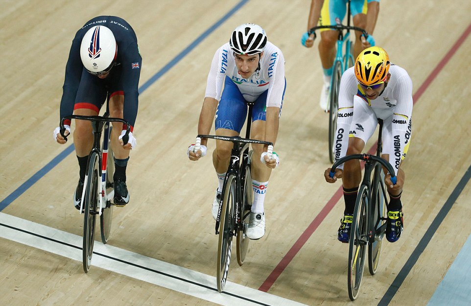 Bị ngã đau, tay đua xe đạp người Italia vẫn giành HCV Olympic - 1 Elia Viviani (giữa) và Mark Cavendish (trái) trên đường đua xe đạp lòng chảo