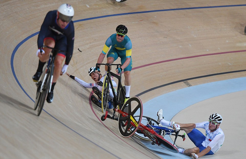 Bị ngã đau, tay đua xe đạp người Italia vẫn giành HCV Olympic - 3 Sau đó dẫn đến cú ngã liên hoàn của 3 cua-rơ