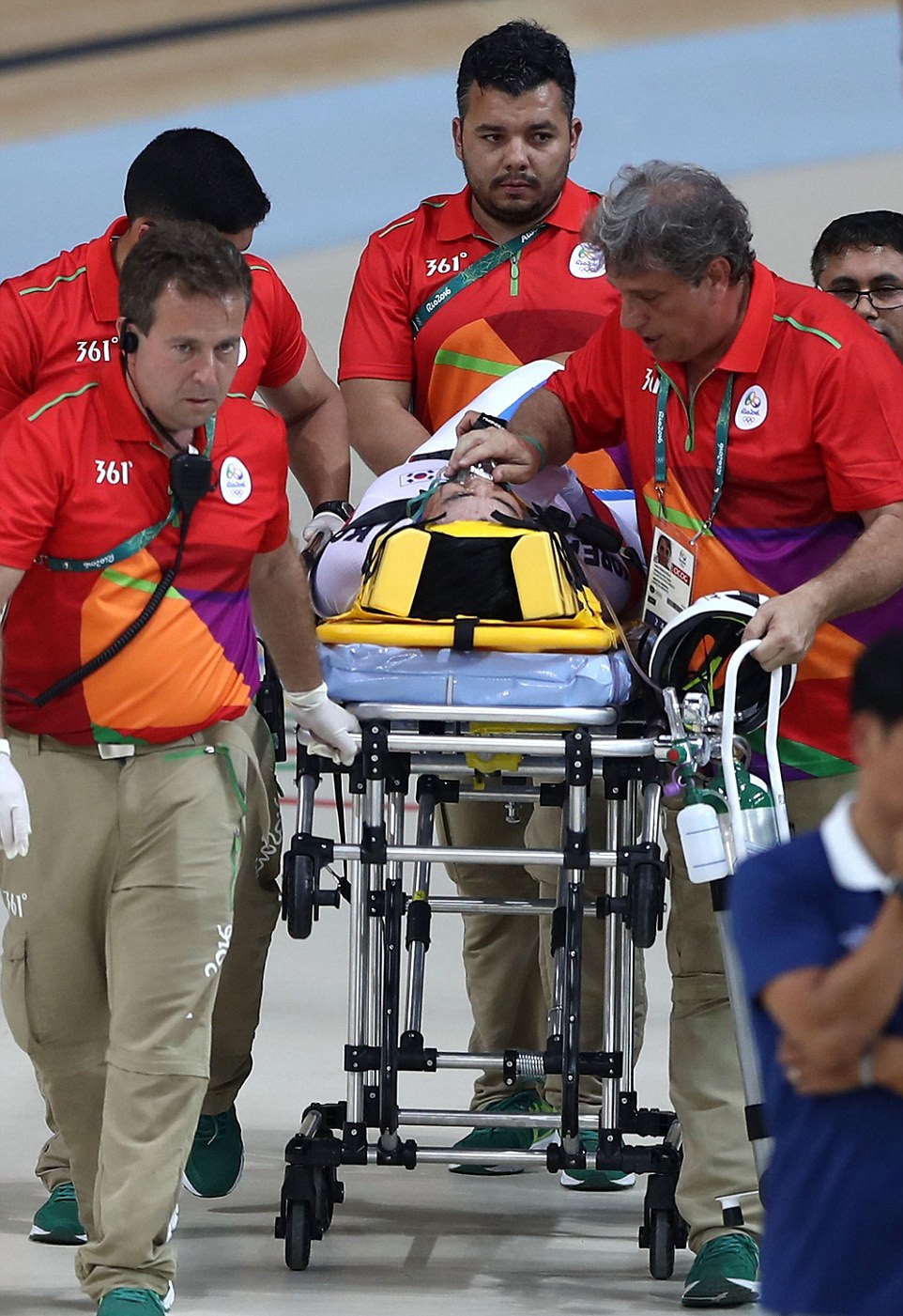 Bị ngã đau, tay đua xe đạp người Italia vẫn giành HCV Olympic - 7 được đưa gấp vào bệnh viện
