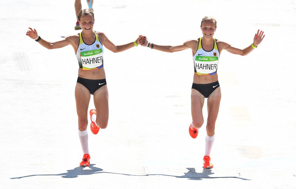 Chị em song sinh tay trong tay song hành trên đường đua marathon Olympic - 2