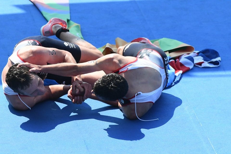 Những khoảnh khắc ấn tượng tại Olympic Rio 2016 - 2 2 anh em nhà Brownlee lần lượt giành HCV và HCB trong cùng một nội dung 3 môn phối hợp nam