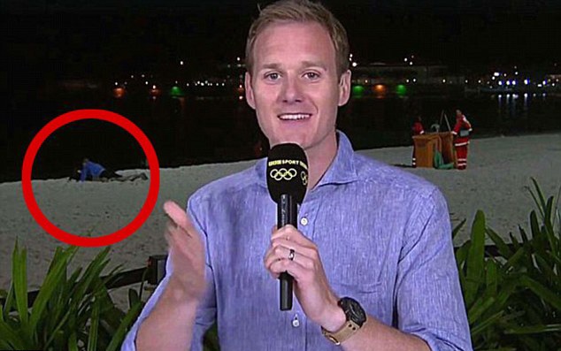 Cặp đôi làm “chuyện ấy” ngay phía trong khung hình truyền hình về Olympic - 1 Khi BTV Dan Walker của đài BBC đang dẫn chương trình về Olympic, một cặp đôi làm chuyện ấy vô tình xuất hiện ngay trong khung hình, trên bãi biển ở Rio