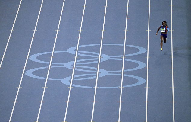 Đội chạy tiếp sức 4x100m nữ Mỹ vẫn vào chung kết dù đánh rơi gậy - 7 Một mình họ chay đua với... đồng hồ, giữa đường chạy rộng mênh mông