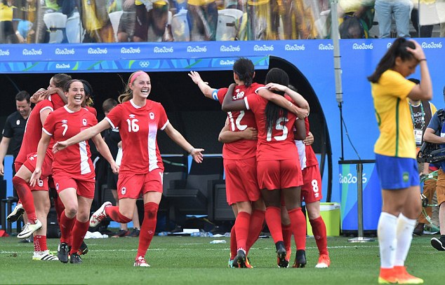 Đức giành HCV, Brazil trắng tay ở môn bóng đá nữ Olympic 2016 - 3 Marta (Brazil) ôm đầu nhìn Canada chiến thắng và giành HCĐ trước mắt đội chủ nhà