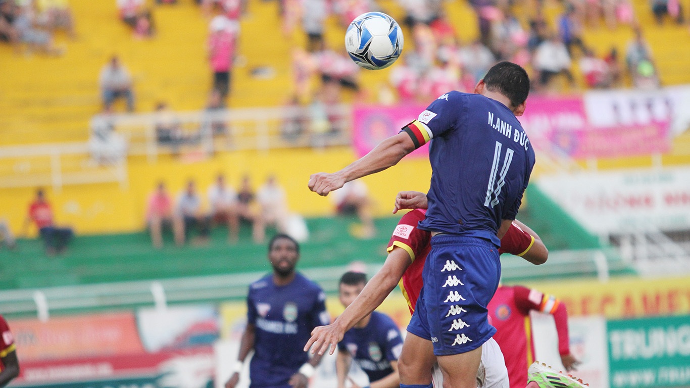 Anh Đức bật cao hơn hậu vệ Sài Gòn FC, đánh đầu ghi bàn ấn định chiến thắng 2-0 cho B.Bình Dương (ảnh: Trọng Vũ)