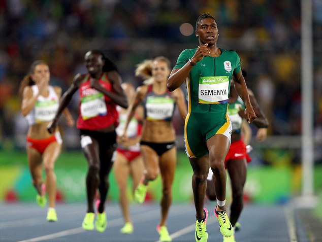 VĐV nữ có thể hình "như đàn ông" giành HCV chạy 800m nữ - 1 Caster Semenya bỏ khá xa các đối thủ...