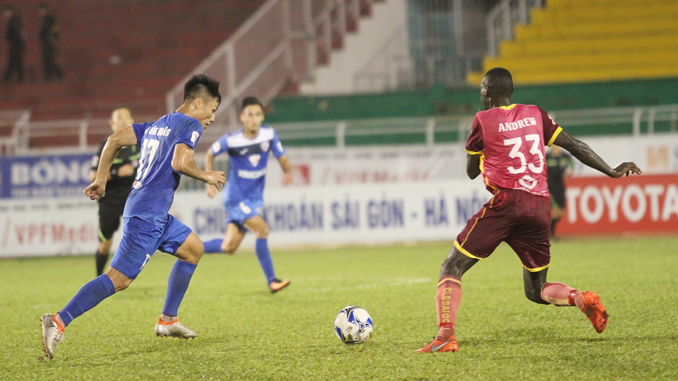 Than Quảng Ninh của Mạc Hồng Quân (trái) đã ở rất gần với ngôi vô địch V-League 2016 (ảnh: Kim Điền)
