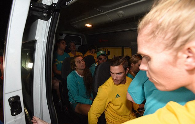 Các VĐV Australia tỏ vẻ mệt mỏi sau khi trải qua 10 giờ bị tạm giữ ở đồn cảnh sát