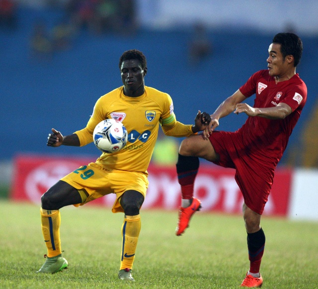 Vòng 25 V-League 2016: “Chung kết” trên sân Cẩm Phả - 2 Hải Phòng (áo đỏ) nhiều khả năng sẽ vượt qua Long An để tấn công ngôi đầu giải (ảnh: Gia Hưng)