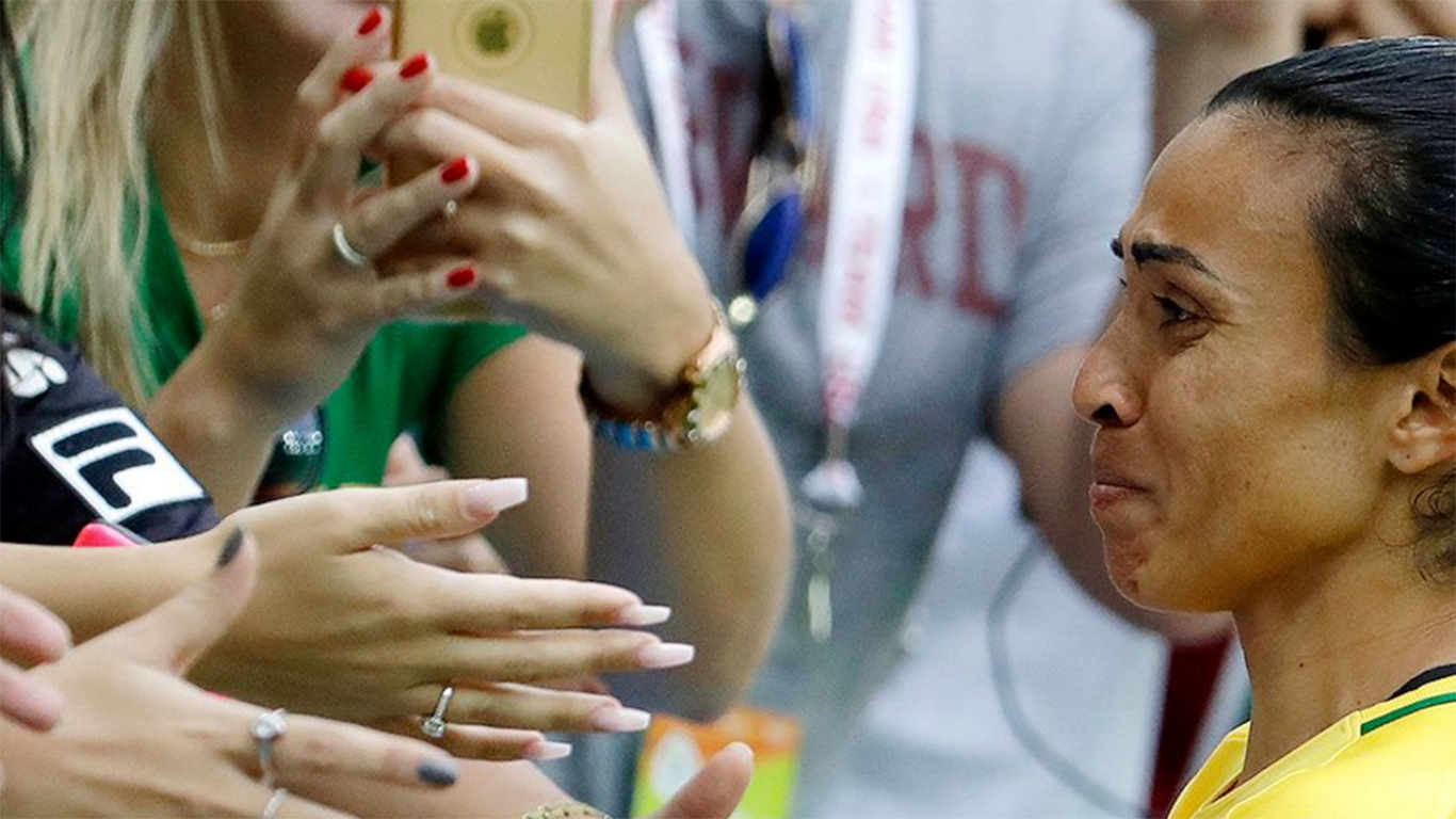 Những khoảnh khắc ấn tượng tại Olympic Rio 2016 - 13 Giọt nước mắt chia tay của cầu thủ số 1 bóng đá nữ Brazil Marta, thất bại tại Olympic 2016 có lẽ khiến cô không còn cơ hội đăng quang 1 giải đấu lớn trên sân nhà