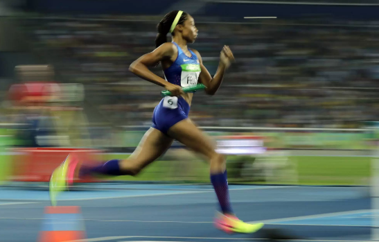 Những vận động viên và đội bóng bất khả chiến bại tại Olympic 2016 - 8 Ngoại trừ tình huống hy hữu xảy ra ở nội dung chạy 400m nữ (VĐV Bahamas... bay về đích), Felix chiến thắng toàn bộ ở các nội dung khác mà cơ dự tranh, bỏ xa các đối thủ trên đường chạy 400m và 4x100m nữ