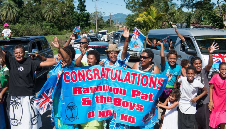 Cả nước Fiji ra đường đón đội tuyển Rugby giành HCV Olympic 2016 trở về - 2 Người dân Fiji đổ ra đường đón những người hùng Olympic về nước