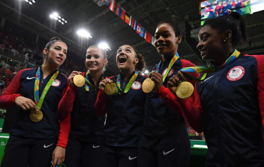 Những vận động viên và đội bóng bất khả chiến bại tại Olympic 2016 - 7 2 kỳ Olympic liên tiếp, đội tuyển TDDC nữ Mỹ trở thành thế lực mới trên thế giới, với ngôi sao mới Simone Biles là một trong những ngôi sao sáng nhất tại Rio 2016