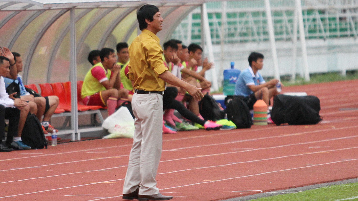 HLV Vũ Quang Bảo (Cần Thơ) cật lực phản bác thông tin Cần Thơ sẽ buông cho Hải Phòng chiến thắng, để Hải Phòng vô địch (ảnh: Trọng Vũ)