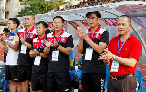 Chủ tịch CLB Than Quảng Ninh Phạm Thanh Hùng (bìa phải)