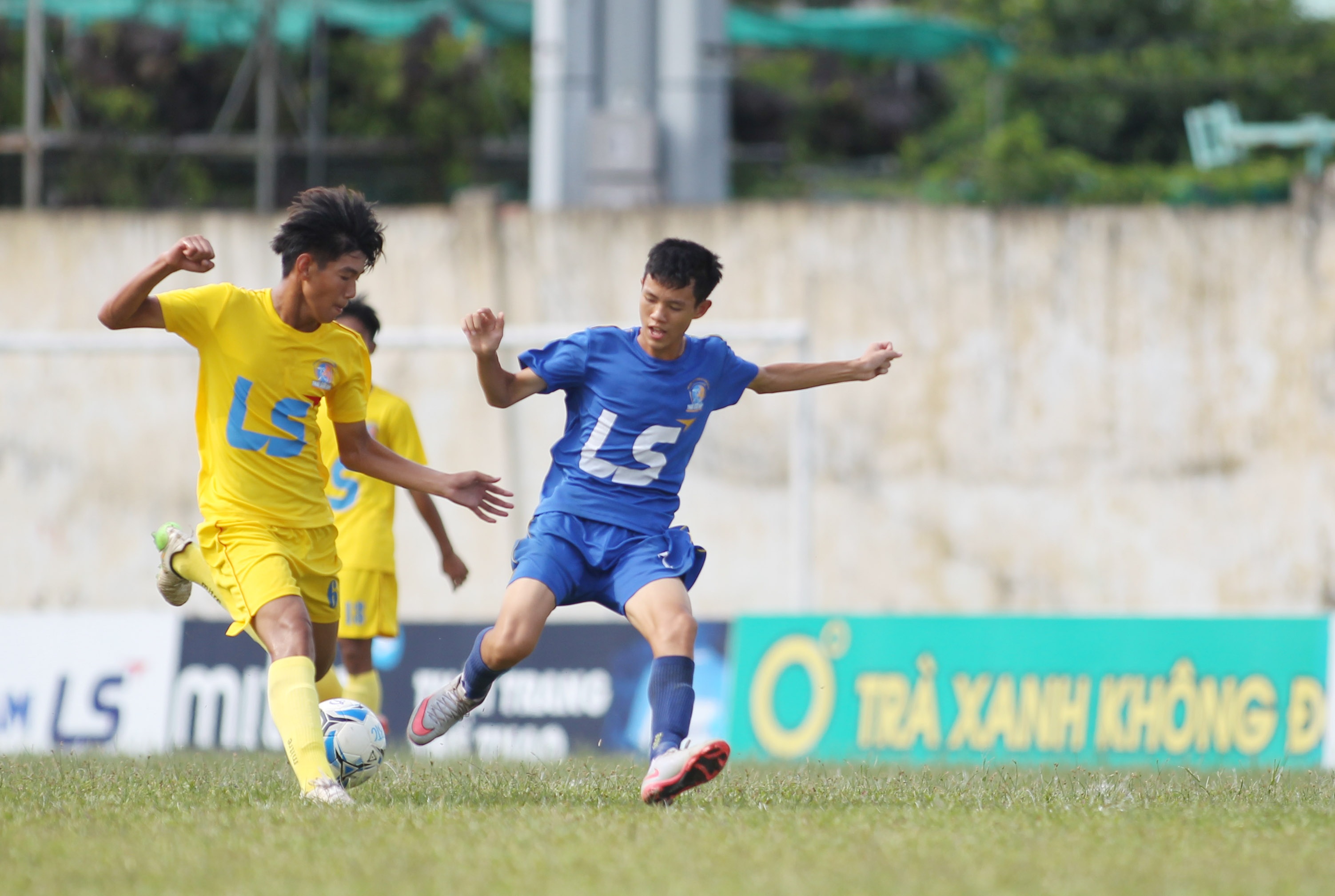 HA Gia Lai (áo xanh) và PVF có trận chung kết rất căng thẳng