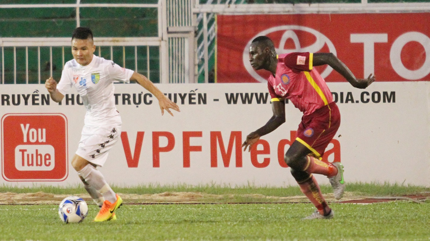 Hà Nội T&T (áo trắng) sẽ có chiến thắng để tiếp tục nuôi dưỡng mục tiêu vô địch? (ảnh: Trọng Vũ)