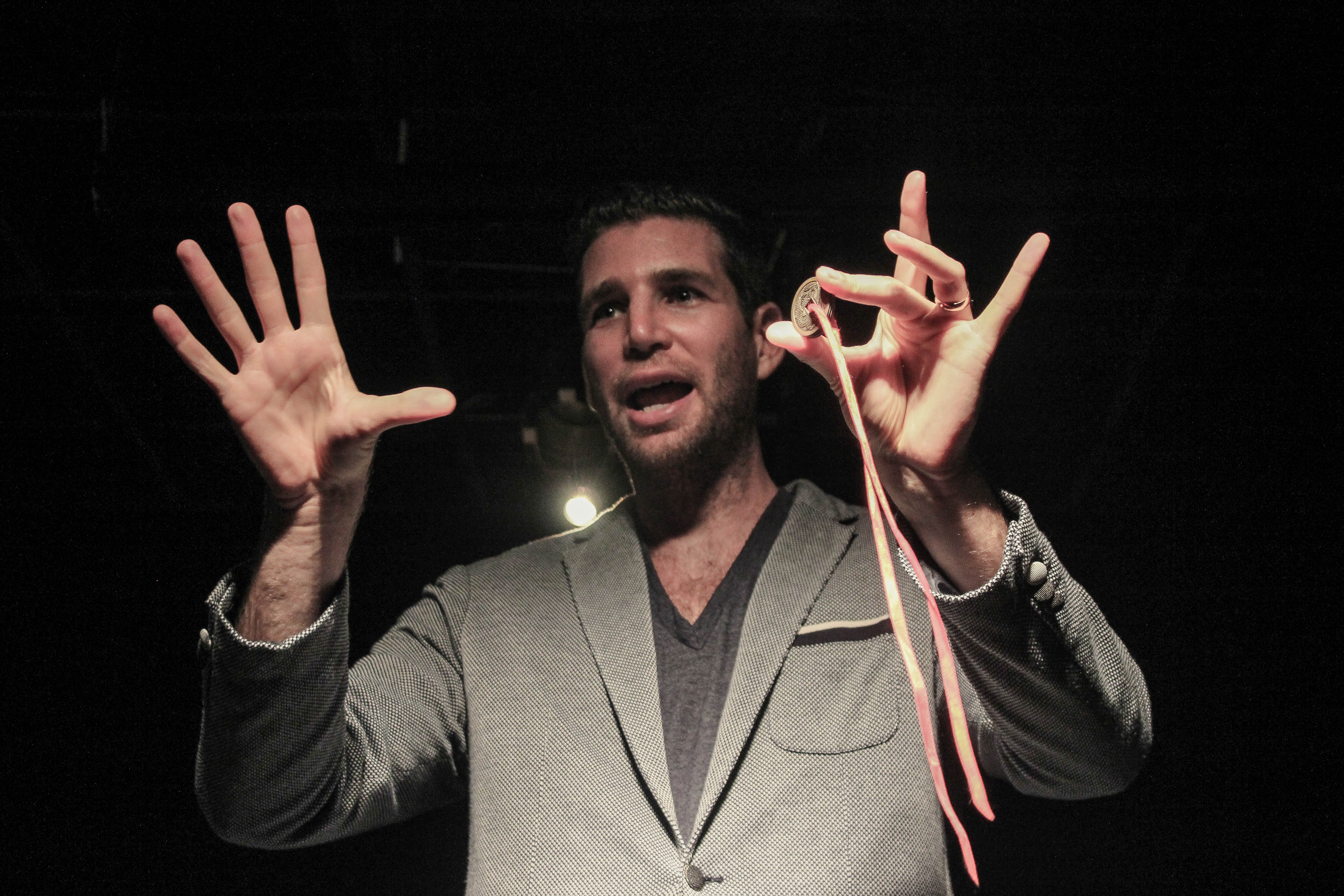 Jay đang hướng dẫn mẹo ảo thuật với ba đồng xu mua ngay tại Hà Nội.