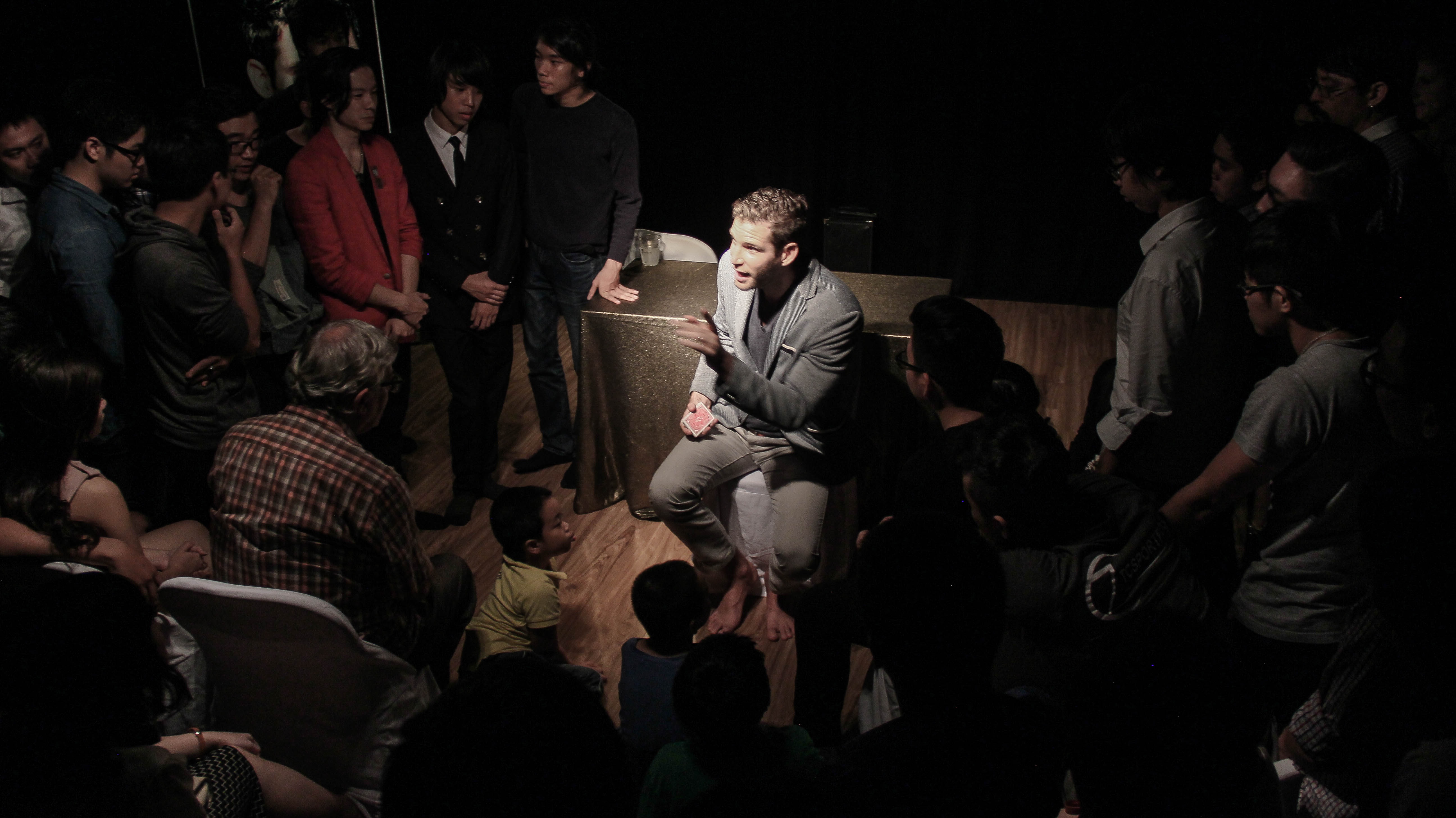 Joshua Jay trong vòng vây của người hâm mộ.