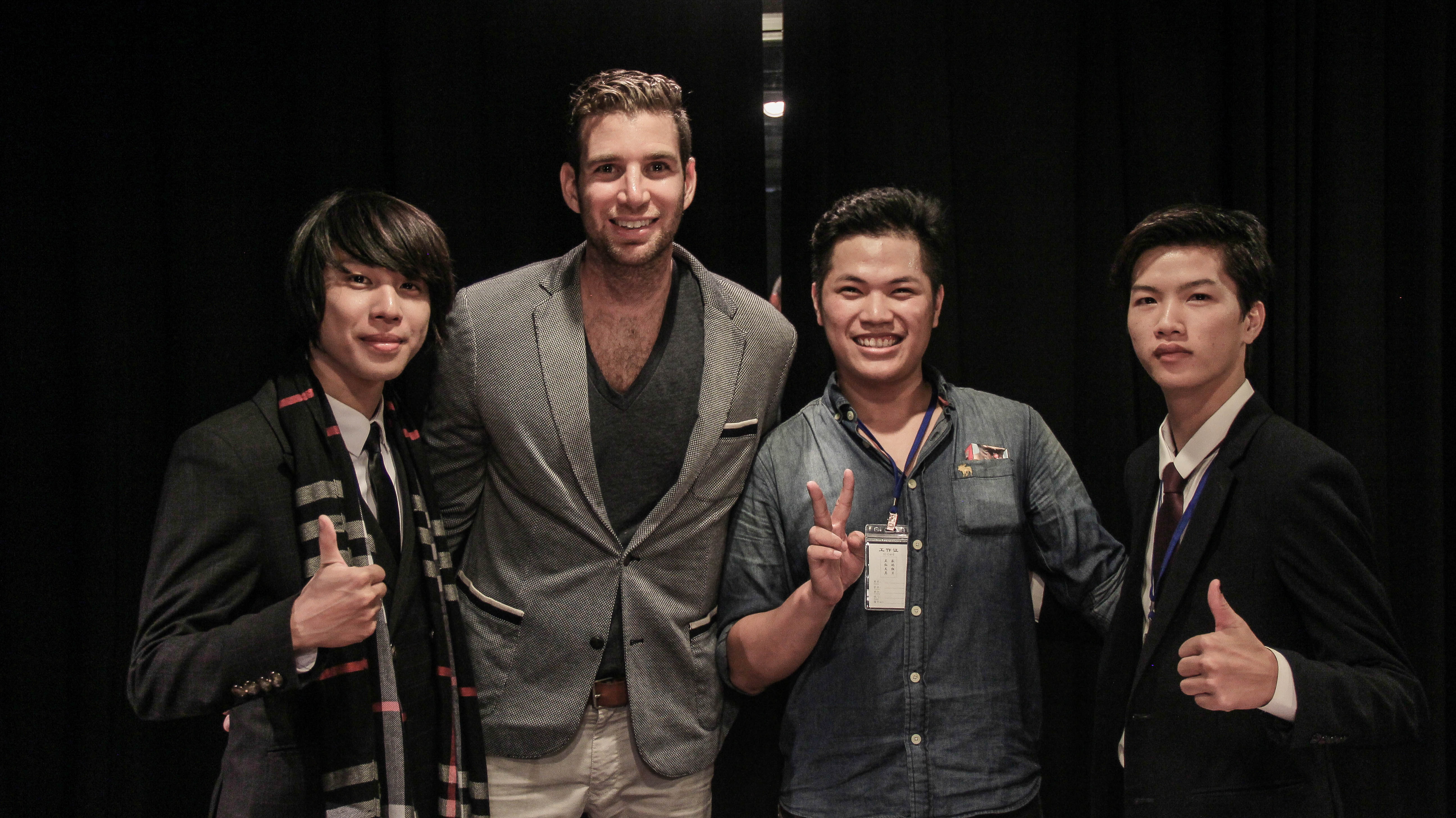 Ảo thuật gia J (bìa trái) chụp ảnh cùng Jay và những người bạn.