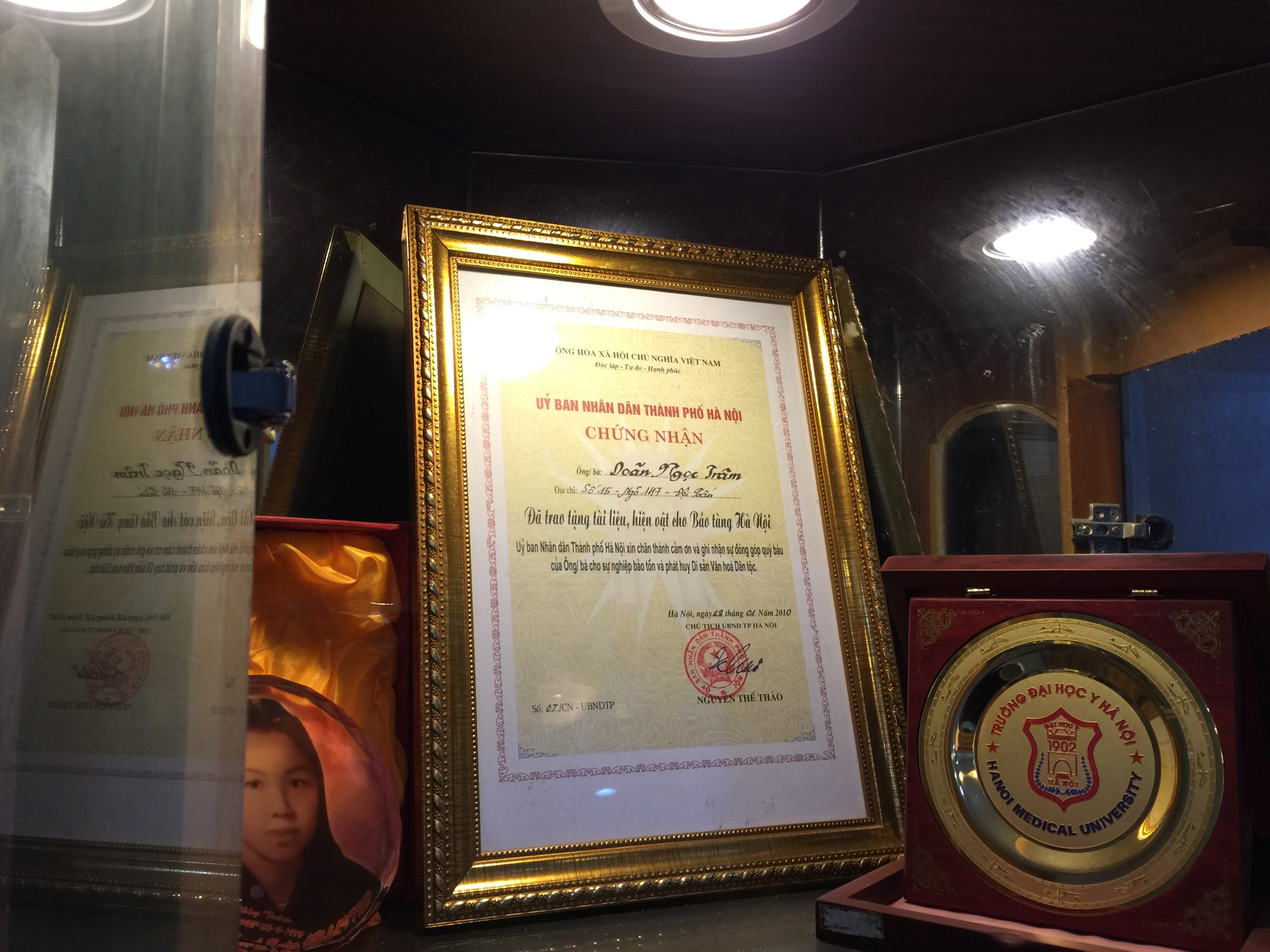 Một góc tủ trưng bày những kỷ vật liên quan đến liệt sỹ Đặng Thùy Trâm