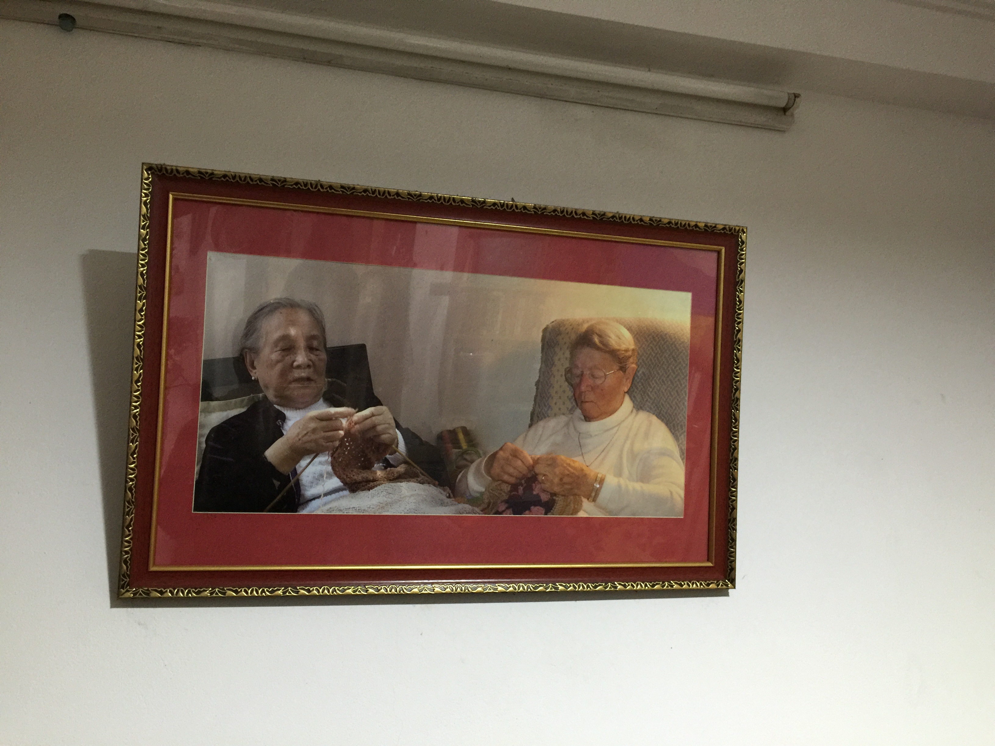 Hai bà mẹ có hai đứa con từng ở hai chiến tuyến, ngồi bình yên và đan len.