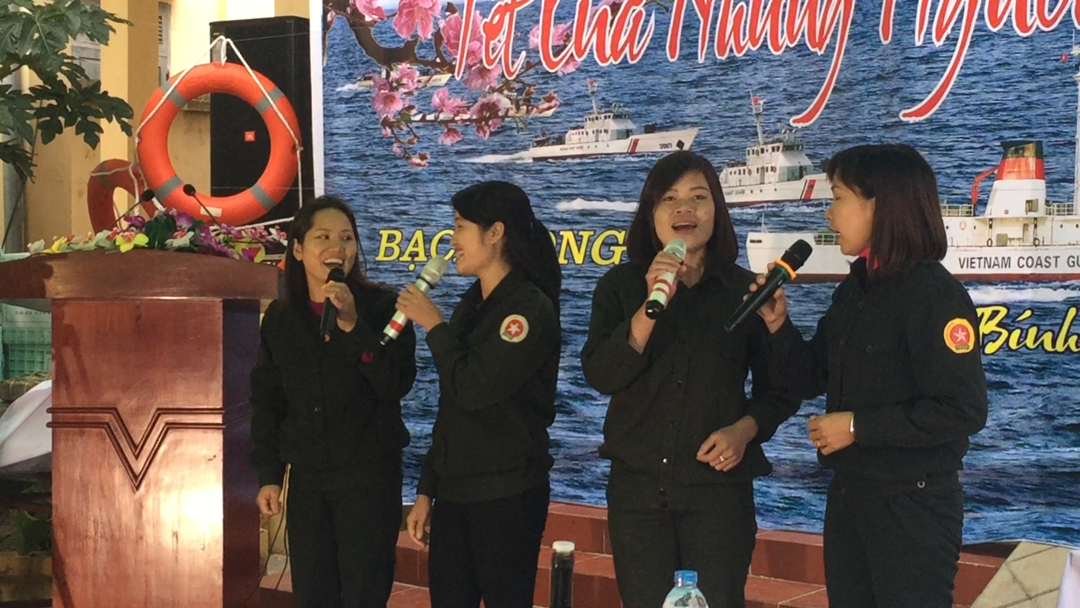 Xuân sớm ở đảo tiền tiêu - 4 Tiếng hát nữ thanh niên xung phong trong buổi liên hoan Tết cho những người giữ đảo.