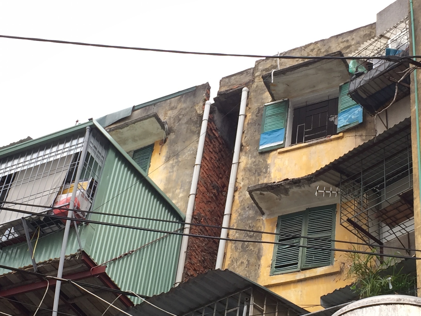 
Khe hở giữa hai đơn nguyên nhà G6A ngày càng rộng.
