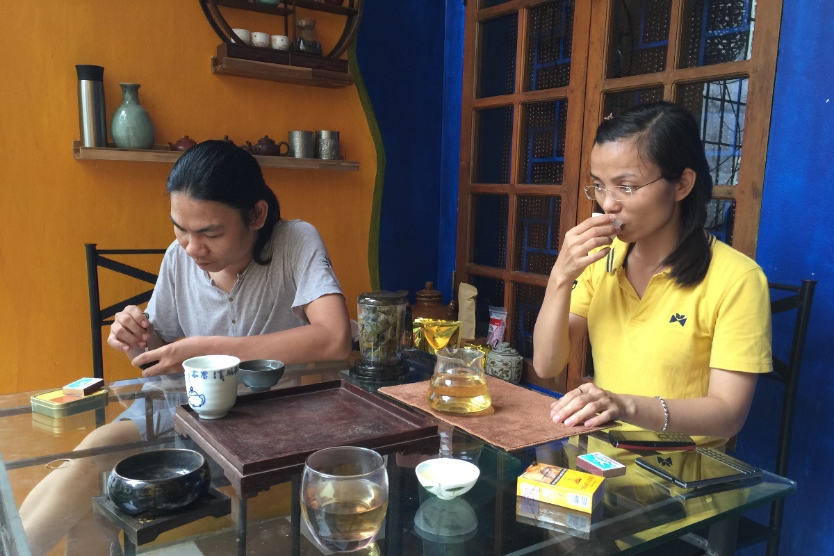 Dương Anh uống trà bên người thầy của mình.