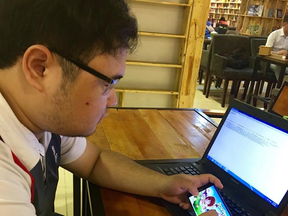 Chủ quán bún đậu "rẽ ngang" đầu tư trăm triệu đồng cho game di động - 1 Đinh Anh Văn đang chạy thử ứng dụng của mình để soát lỗi.
