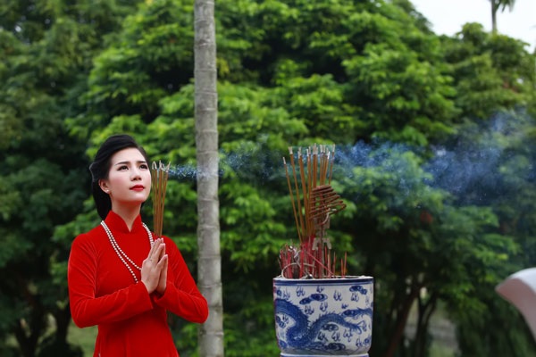 Người đẹp Nhã Uyên bất ngờ rẽ hướng làm MC - 2 Người đẹp Nhã Uyên bất ngờ rẽ hướng làm MC - 2