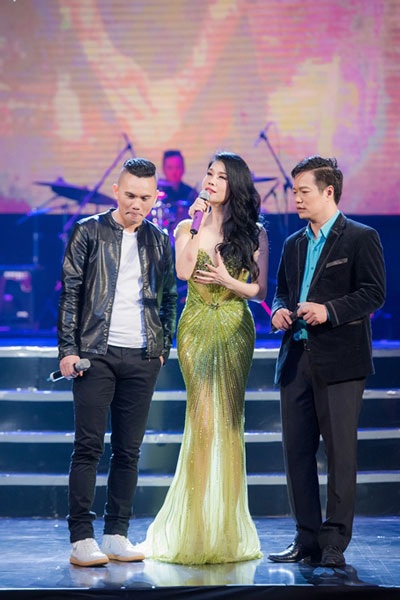 Tú Dưa: “Lấy vợ sớm đồng nghĩa với đóng lại cánh cửa ca hát” - 1 Tú Dưa xuất hiện trên sân khấu liveshow Thu Phương. Anh cũng là nhà sản xuất của chương trình (Ảnh: Cường Kevin)