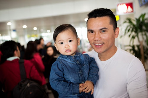 Tú Dưa: “Lấy vợ sớm đồng nghĩa với đóng lại cánh cửa ca hát” - 3 Anh Tú và con trai út (Ảnh: Cường Kevin)