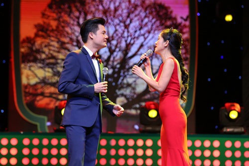 Hồng Nhung- Quang Dũng vừa biểu diễn trong đêm Vì ta cần nhau. Trước đó, cặp nghệ sĩ biểu diễn trong đêm Cảm ơn tình yêu tại Hà Nội