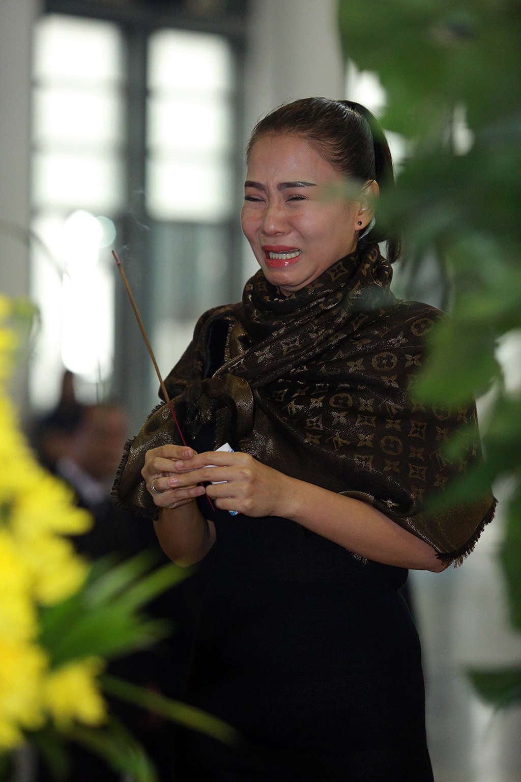 
Ca sĩ Thu Minh nức nở tại lễ tang
