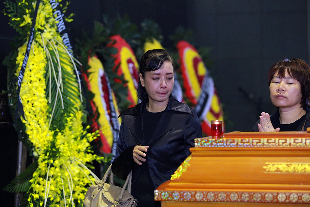 Diễn viên Chiều Xuân nghẹn ngào. Vợ chồng chị và nhạc sĩ Lương Minh có mối quan hệ rất thân thiết