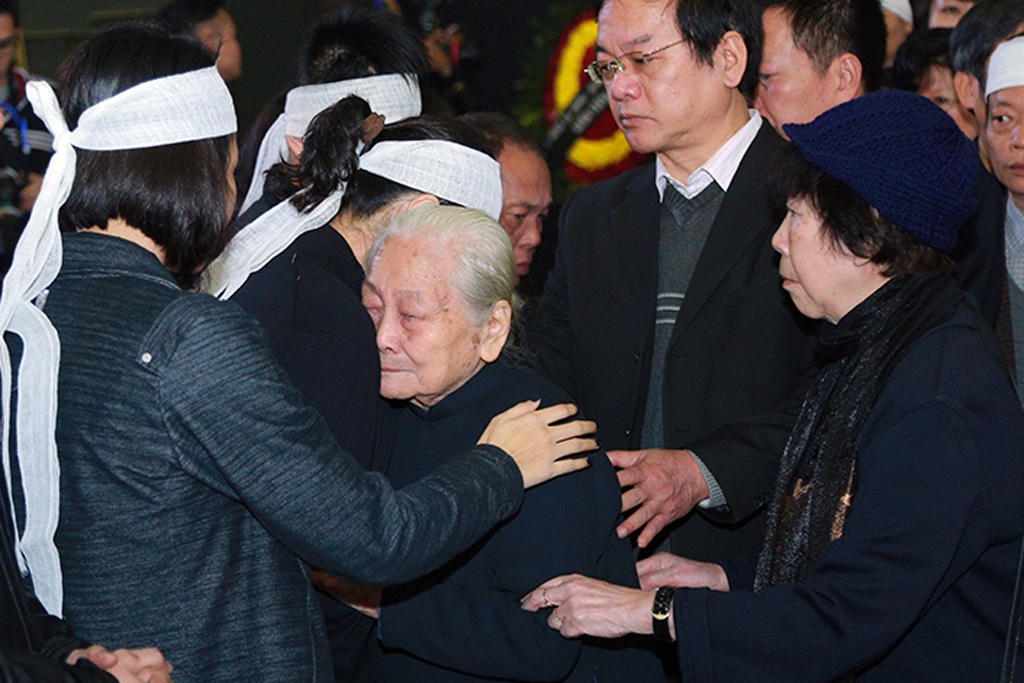 Còn gì đớn đau hơn cảnh người tóc bạc tiễn kẻ đầu xanh...