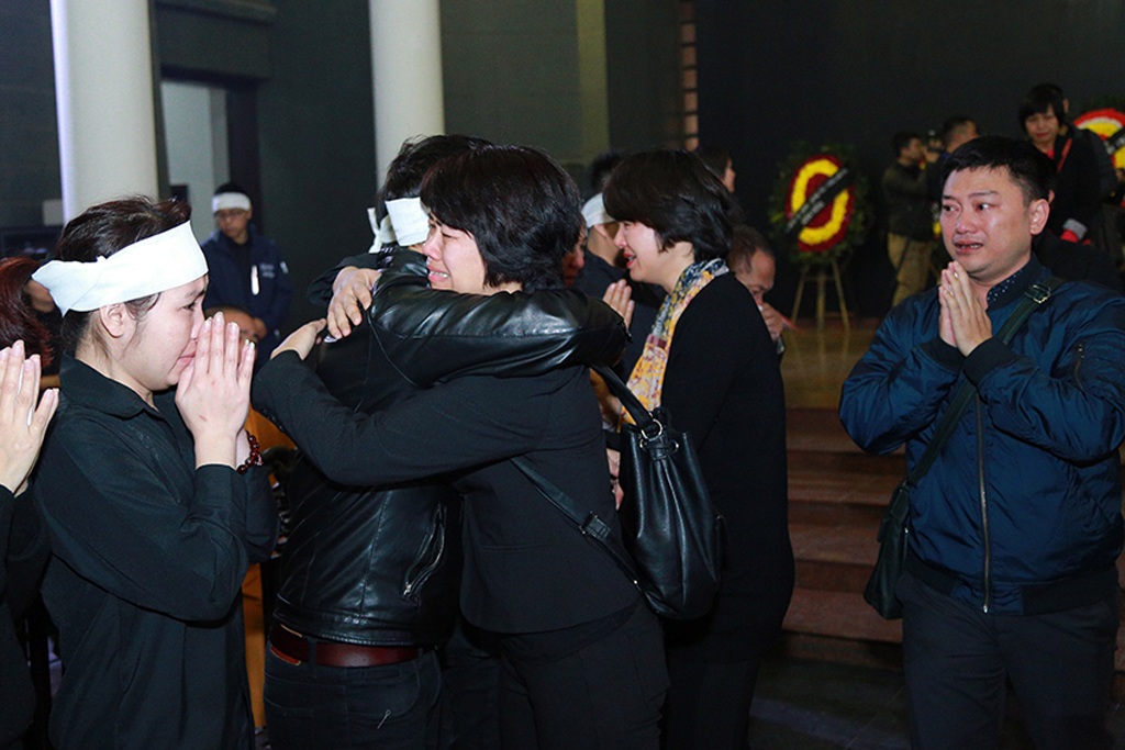 MC Diễm Quỳnh nghẹn ngào tiễn biệt người anh, người đồng nghiệp hóm hỉnh, đáng mến. Chị cùng nhiều anh em, ca sĩ như Mỹ Linh tiễn đưa anh đoạn đường cuối cùng