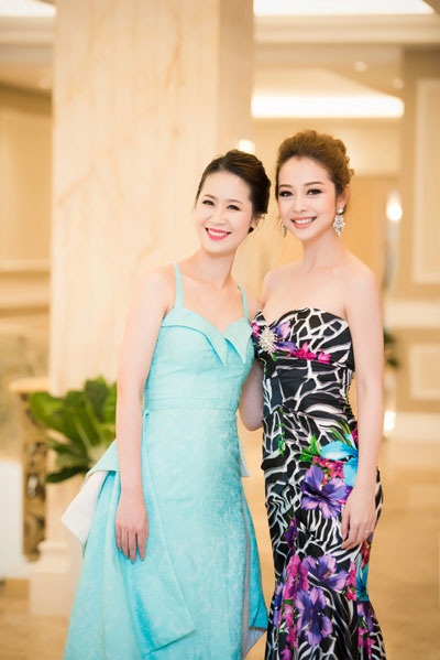 Hoa hậu Jennifer Phạm rạng ngời bên Dương Thùy Linh - 6 Dương Thùy Linh dịu dàng nữ tính bên Jennifer Phạm. Hai người đẹp thu hút mọi sự chú ý của khách mời tại buổi họp báo
