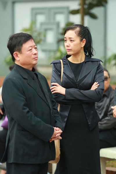 Nghệ sỹ Việt thương tiếc trước sự ra đi của nhạc sỹ “Một mình” - 1 Nhạc sỹ Đỗ Hồng Quân và vợ, diễn viên Chiều Xuân trong đám tang nhạc sỹ Lương Minh cách đây vài tuần
