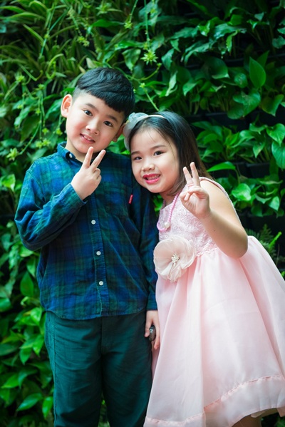 Con gái Thu Phượng càng lớn càng đáng yêu - 3 Con gái ca sĩ Thu Phượng tạo dáng cùng anh họ