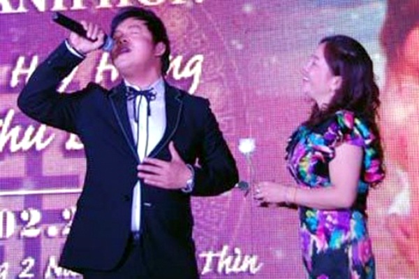 Sự xuất hiện của “ngôi sao” hát đám cưới thể hiện đẳng cấp của đại gia? - 2 Ca sĩ Quang Lê hát ở đám cưới, có khán giả hâm mộ đợi sẵn để tặng hoa