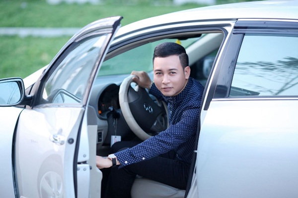 Ca sĩ hát đám cưới: Người được tặng xe hơi, kẻ bị “sàm sỡ” - 1 Linh Nguyễn từng khoe đi hát đám cưới được nữ đại gia tặng xế hộp