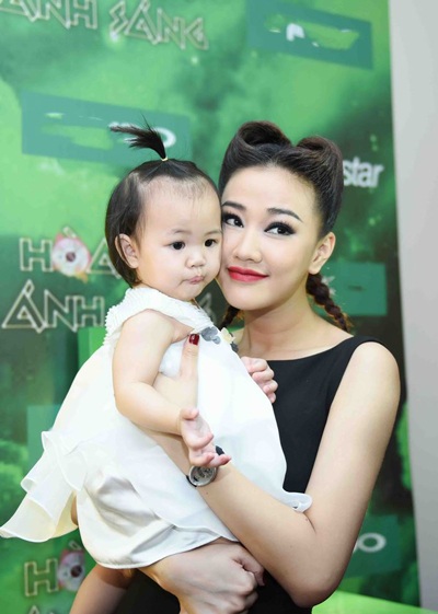 Maya lần đầu chia sẻ về mối quan hệ với bố của con gái và Hà Hồ - 2 Nữ ca sĩ xinh đẹp cho biết, bố của con gái vẫn chu cấp và có trách nhiệm với con