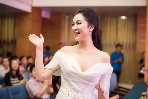 Hoa hậu Nguyễn Thị Huyền tái xuất đẹp rạng ngời - 5 Sự xuất hiện của Nguyễn Thị Huyền trong vai trò giám khảo được các sinh viên Học viện Ngoại giao chào đón nồng nhiệt.