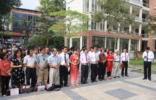 Thế hệ nhà văn sau 1975, họ là ai? - 1 Ông Nguyễn Ngọc Thiện, Bộ trưởng Bộ Văn hóa, Thể thao và Du lịch cùng các nhà văn, nhà thơ, nhà nghiên cứu, phê bình văn học trong cả nước dâng hoa trước tượng đài Bác Hồ với Văn hóa (Ảnh: Minh Ước)