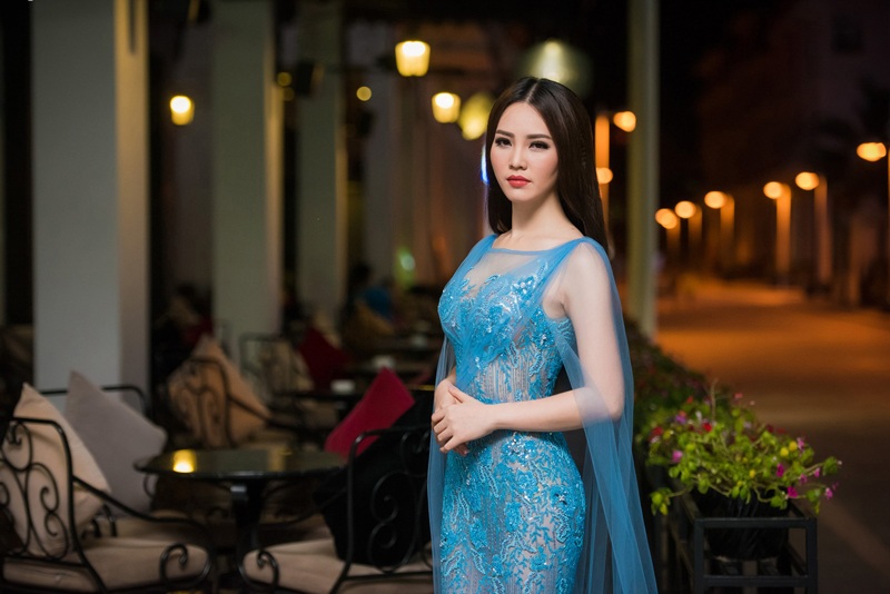Á hậu Thụy Vân quyến rũ như nàng tiên cá - 2 Á hậu Thụy Vân đẹp lộng lẫy như nàng tiên cá trong thiết kế váy màu xanh nước biển khi tham dự đêm chung kết Người đẹp Hạ Long trong vai trò giám khảo.
