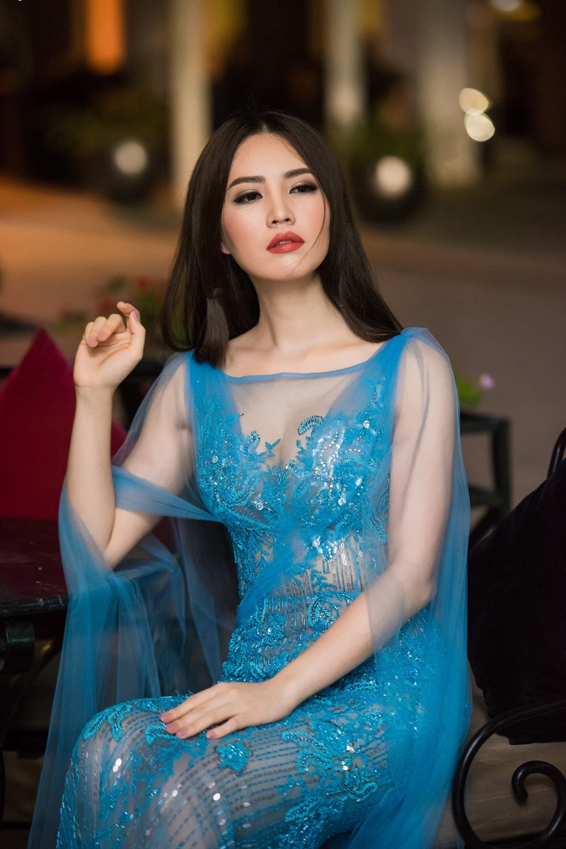 Á hậu Thụy Vân quyến rũ như nàng tiên cá - 5 Thiết kế váy mềm mại làm nổi bật nước da trắng ngần, đường cong gợi cảm của người đẹp.